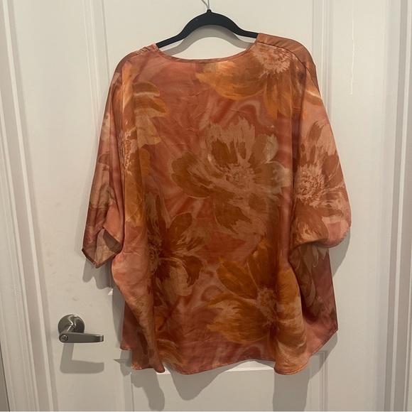 Boutique Adrienne v neck short sleeve tunic top Medium - Picture 7 of 7